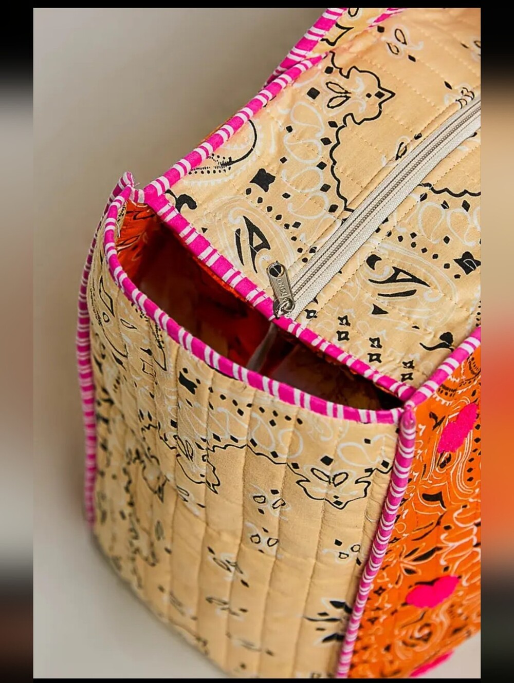 POL LOVE Bandana Quilted Tote Bag Textured Print In Orange/Pink Large NWT $98 - Picture 5 of 15